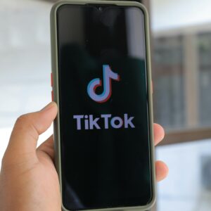 ¿Es motivo de despido subir vídeos en TikTok utilizando un lenguaje desafortunado y con el uniforme de la empresa? ¿Es motivo de despido subir vídeos en TikTok utilizando un lenguaje desafortunado y con el uniforme de la empresa?