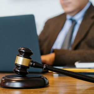 Determinación del juzgado competente cuando el trabajador desarrolla su actividad y reside en distintas circunscripciones