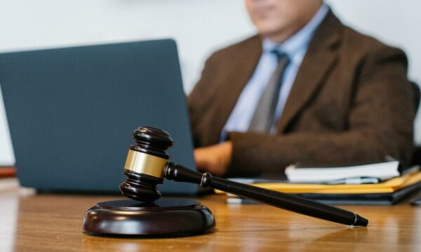 Determinación del juzgado competente cuando el trabajador desarrolla su actividad y reside en distintas circunscripciones