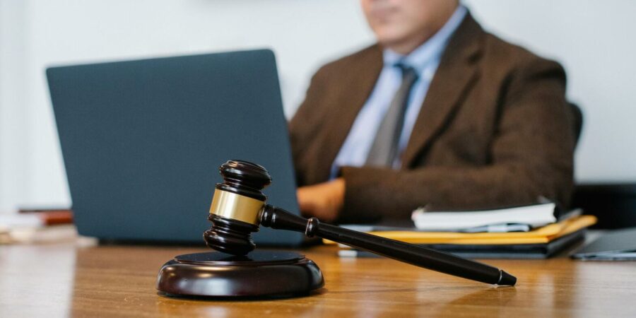 Determinación del juzgado competente cuando el trabajador desarrolla su actividad y reside en distintas circunscripciones