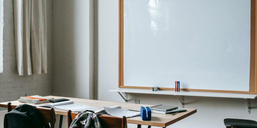 ¿Un centro educativo vulnera el derecho a la integridad física, al negar a un docente un ajuste razonable de su puesto de trabajo, cuando padece dolencias crónicas?