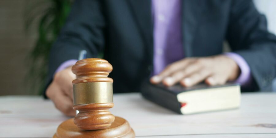 ¿Debe suspenderse el procedimiento laboral por despido ante la existencia de un proceso penal? ¿Resulta aplicable el principio de “non bis in idem”? ¿Debe suspenderse el procedimiento laboral por despido ante la existencia de un proceso penal? ¿Resulta aplicable el principio de “non bis in idem”?