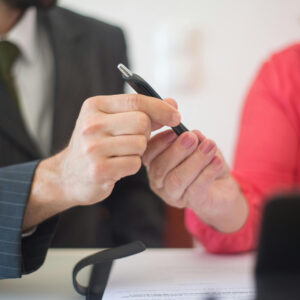 ¿Qué valor liberatorio tiene un acuerdo transaccional tras un despido? ¿Puede el trabajador demandar posteriormente si ha aceptado un pacto de saldo y finiquito con cobro de un importe inferior y ha desistido de la acción ante un Tribunal arbitral?