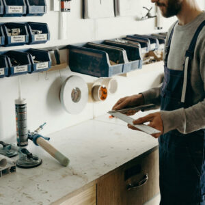 ¿Es procedente el despido de un trabajador que contrata el seguro de su vehículo particular a nombre de la empresa y realiza actividades ajenas durante la jornada laboral en el centro de trabajo?