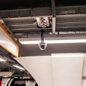 ¿Es válida la videovigilancia y el despido de un trabajador en situación de IT que accede al centro fuera de horario y se apropia de herramientas?  ¿Influye la alegación de enfermedad psiquiátrica? ¿O empeora las cosas que la empresa presente un documento de baja voluntaria al trabajador?