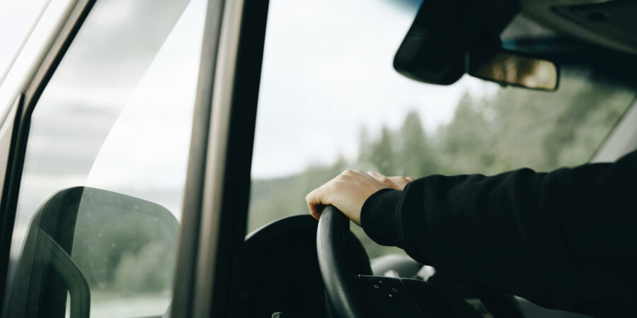 ¿Puede la empresa despedir a un trabajador en ejecución de sus funciones, que publica en su estado de WhatsApp un vídeo conduciendo un vehiculo de empresa a 175 km/h en una autovia? ¿Se puede usar como prueba?