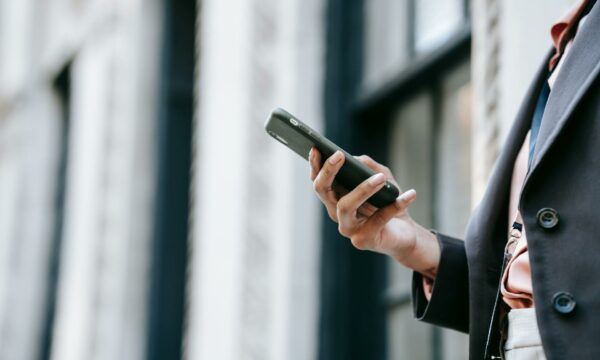 ¿Es válido el llamamiento de trabajadores fijos discontinuos con solo 48 horas de antelación? ¿Es válido utilizar medios como WhatsApp o correo electrónico o exigir datos personales para el llamamiento?