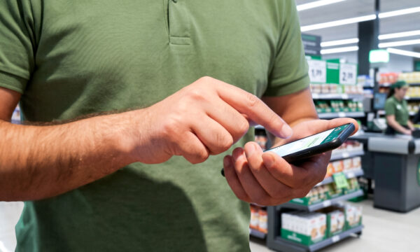 ¿Es procedente el despido de un trabajador que utiliza el canal de denuncias de la empresa para quejarse y proferir insultos, tras la supresión del complemento de IT?