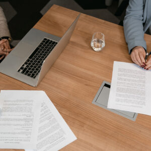 ¿Puede una empresa “anular” un despido y emitir otro nuevo sin readmitir realmente al trabajador? ¿Qué ocurre si el segundo despido no se impugna pero el primero sí?