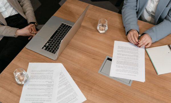 ¿Puede una empresa “anular” un despido y emitir otro nuevo sin readmitir realmente al trabajador? ¿Qué ocurre si el segundo despido no se impugna pero el primero sí?
